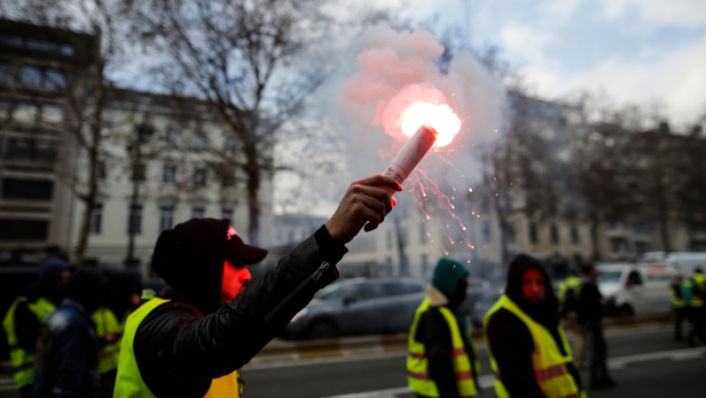 Τα «κίτρινα γιλέκα» έβαλαν φωτιά στο Παρίσι (pics & vids)