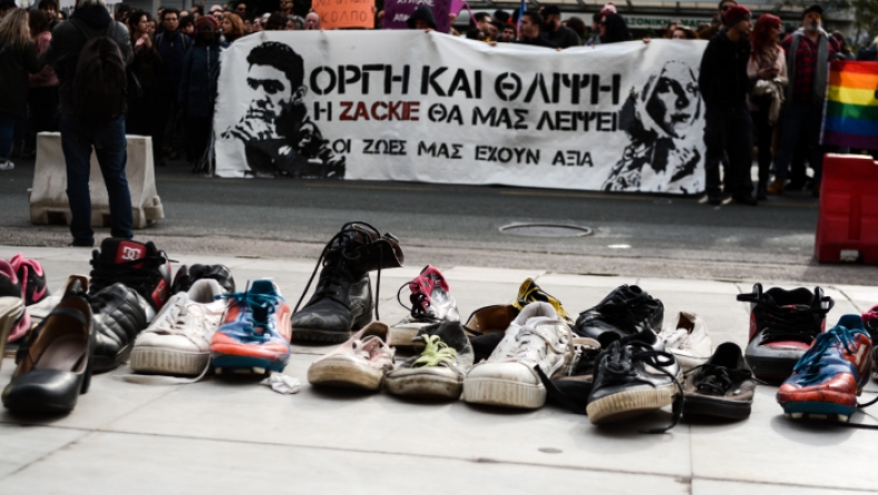 To ματωμένο παπούτσι του Ζακ Κωστόπουλου: Η συμβολική κίνηση στη ΓΑΔΑ (pics)