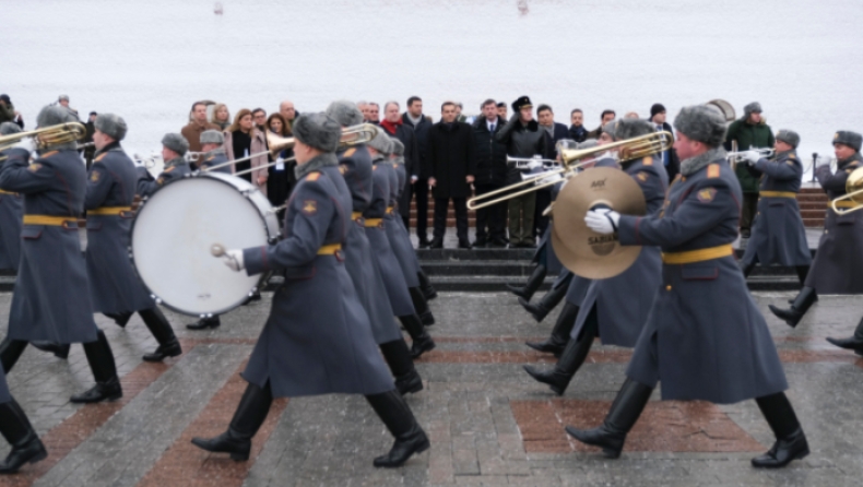Υπό τους ήχους του Ντέμη Ρούσσου η κατάθεση στεφάνου από τον Τσίπρα στην Μόσχα (pics & vid)