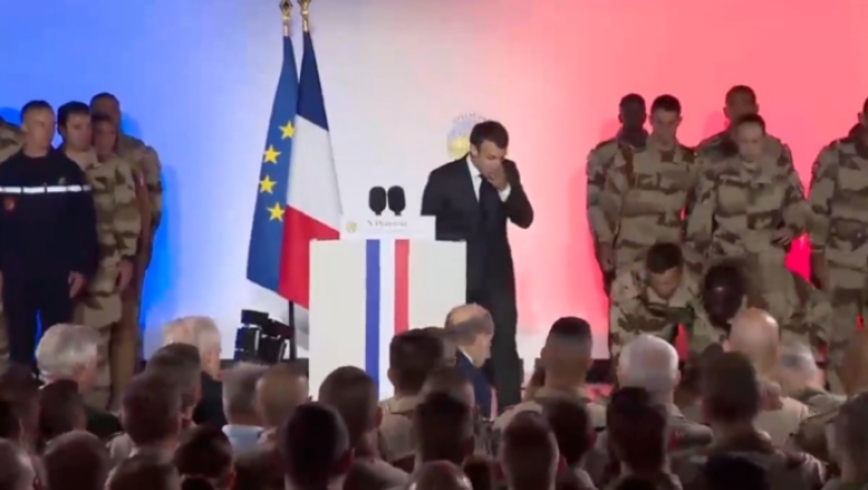 Γάλλος στρατιώτης τραγουδά την Μασσαλιώτιδα και λιποθυμά μπροστά στον Mακρόν (vid)