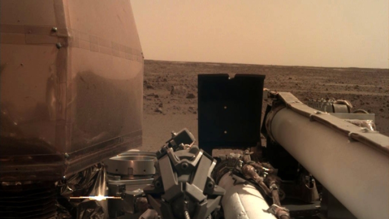 Το InSight της NASA έχει πιάσει δουλειά και έστειλε δύο νέες φωτογραφίες από τον Άρη (pics)