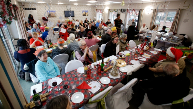 Μητέρα ξόδεψε 1.000 λίρες για να κάνει το χριστουγεννιάτικο τραπέζι σε 100 άπορους συμπολίτες της (pics)