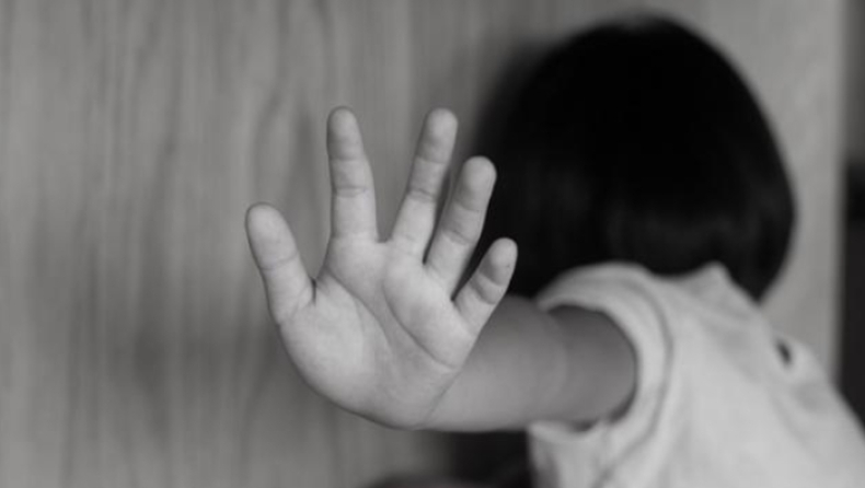 Ινδία: Ένα 3χρονο κοριτσάκι νοσηλεύεται σε κρίσιμη κατάσταση μετά τον βιασμό του