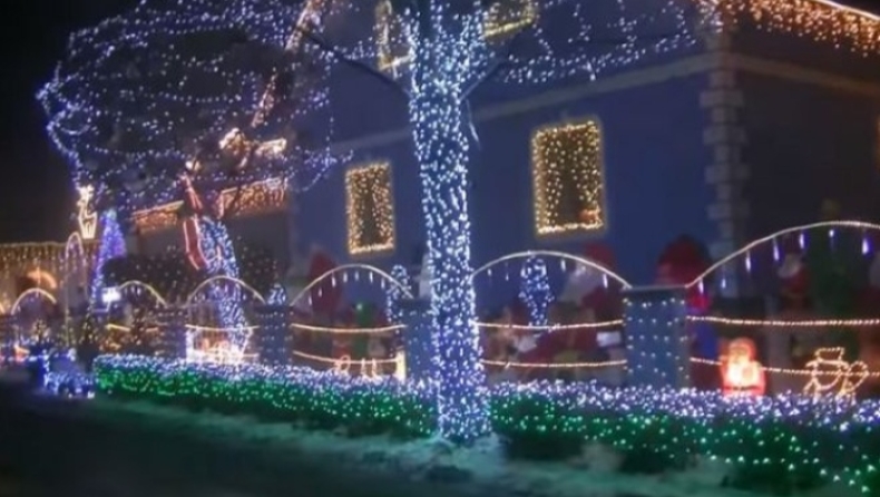 Το τερμάτισε: Σπίτι με 150.000 λαμπιόνια κλέβει την χριστουγεννιάτικη παράσταση (vid)