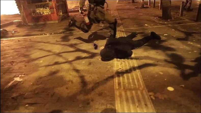 Νέο video με άνδρα των ΜΑΤ να χτυπά πεσμένο διαδηλωτή (vid)