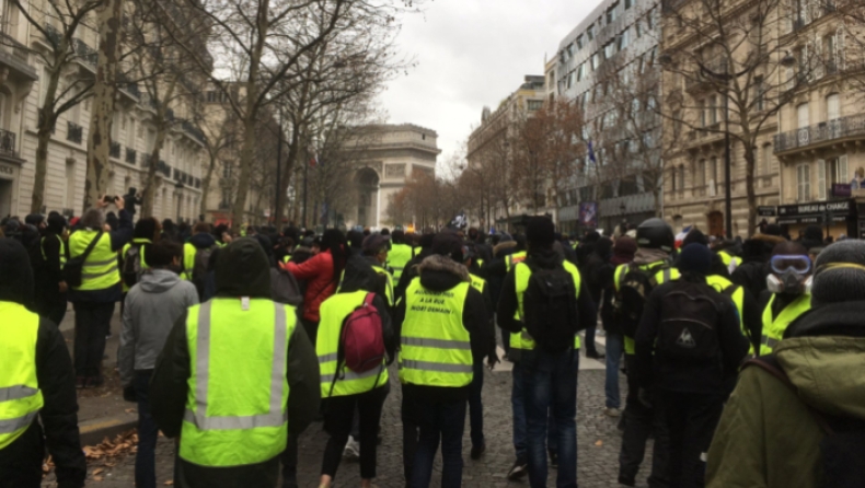 «Κίτρινα Γιλέκα»: Διαδηλωτές εκδιώκουν και κυνηγούν ομάδα ακροδεξιών στο Παρίσι (vid)