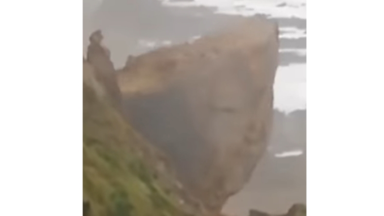 Η τρομακτική στιγμή της κατολίσθησης τεράστιου βράχου σε παραλία (vid)
