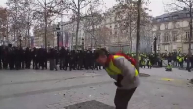 Εμπόλεμη ζώνη το Παρίσι: Πλαστική σφαίρα χτυπά διαδηλωτή στην κοιλιά (vids)