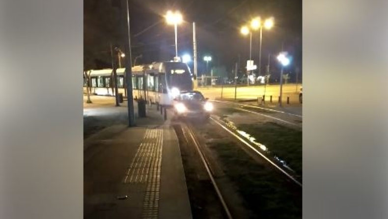 Όλη η Ελλάδα σε ένα video: Οδηγός άφησε το αυτοκίνητό του στις ράγες του τραμ! (vid)