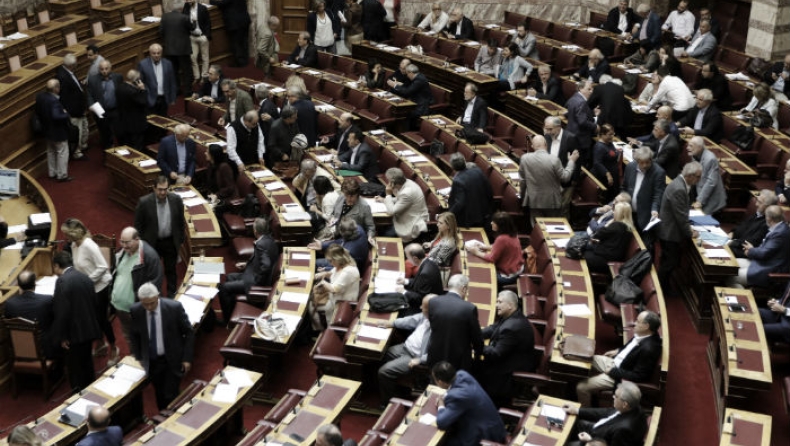Κατατέθηκε στη Βουλή το νομοσχέδιο για τη μη περικοπή των συντάξεων