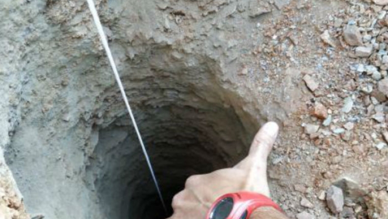 Πάνω από 100 άνθρωποι προσπαθούν να βρουν ένα 2χρονο αγοράκι που έπεσε σε τρύπα βάθους 100 μέτρων (pics & vids)