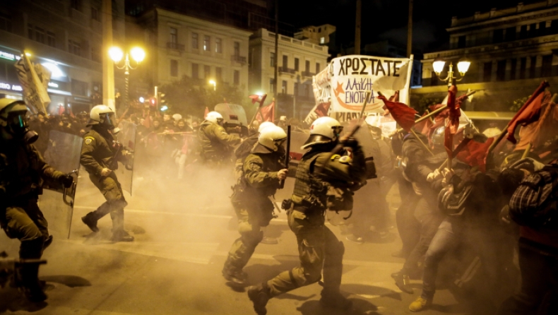 Δεν έλειψαν οι μάχες σώμα με σώμα στις διαδηλώσεις κατά της Μέρκελ (pics)