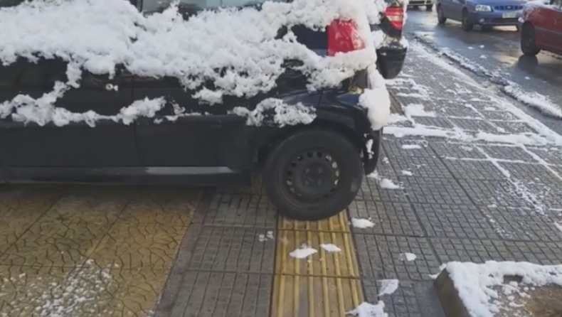Eξοργιστικό βίντεο από την χιονισμένη Αθήνα με μπλοκαρισμένες ράμπες και ειδικές διαδρομές (vid)