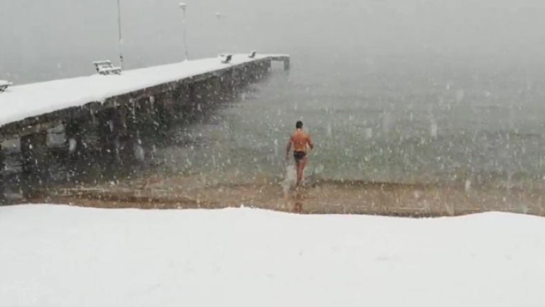 Ατρόμητος χειμερινός κολυμβητής πήγε για μπάνιο εν μέσω χιονοθύελλας στην Χαλκιδική (vid)