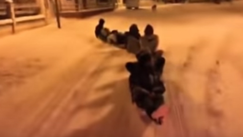 Η... τρέλα πήγε στην Κοζάνη: Παρέα απόλαυσε το χιόνι με αυτοσχέδιο έλκηθρο (vid)