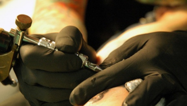 Έκανε τατουάζ στο στήθος του την υπόσχεση που έδωσε στη γυναίκα του: «Δεν θα σε απατήσω ξανά» (pic)