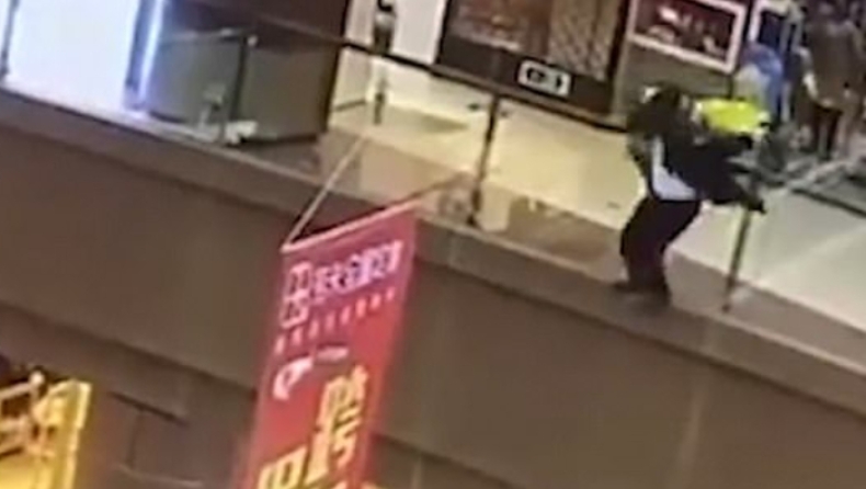 Η στιγμή που ένας άντρας ρίχνει ανήλικο κορίτσι από τον τρίτο όροφο εμπορικού κέντρου (vid)
