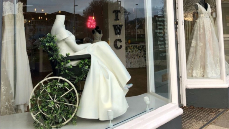 Οίκος νυφικών έφτιαξε βιτρίνα με νύφη σε αναπηρικό αμαξίδιο (pics)