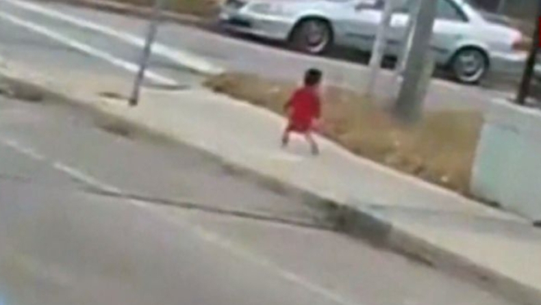 Οδηγός λεωφορείου έσωσε κοριτσάκι που έτρεχε μόνο του σε κεντρικό δρόμο (vid)