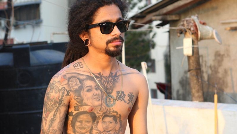 Ο άνθρωπος που έχει κάνει τατουάζ 442 σήματα εταιριών (vid)