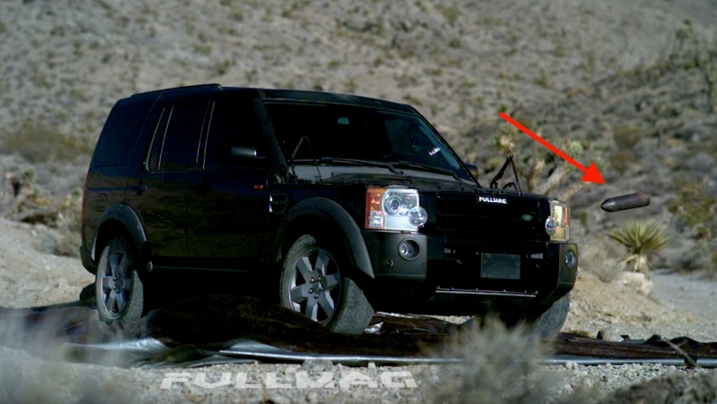 Τανκ πυροβολεί σε slow motion ένα Land Rover Discovery (vid)