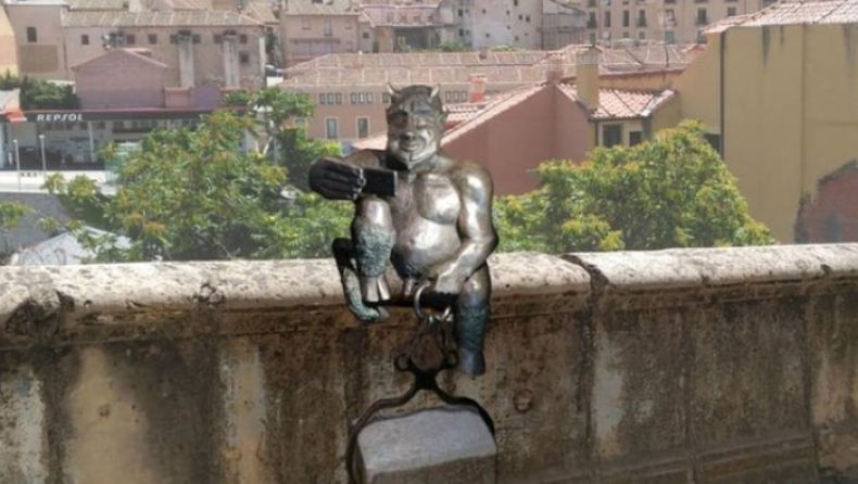 Κάτοικοι ισπανικής πόλης μαζεύουν υπογραφές για να απομακρύνουν άγαλμα του Σατανά επειδή... χαμογελάει (pics)