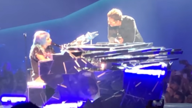 O Bradley Cooper ξάφνιασε τη Lady Gaga σε συναυλία και τραγούδησαν μαζί το «Shallow» (vid