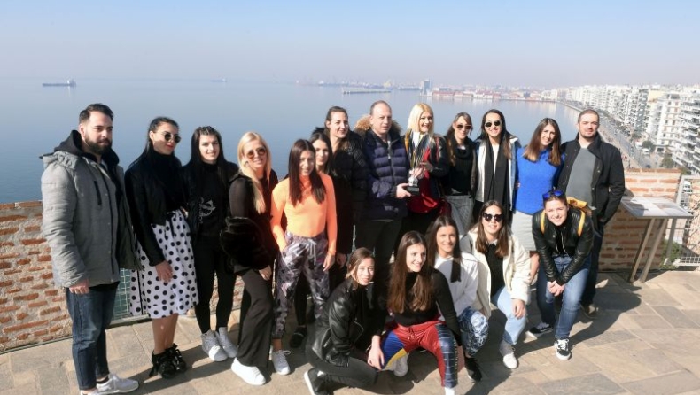 Τα κορίτσια του ΠΑΟΚ φωτογραφήθηκαν με το Κύπελλο στον Λευκό Πύργο