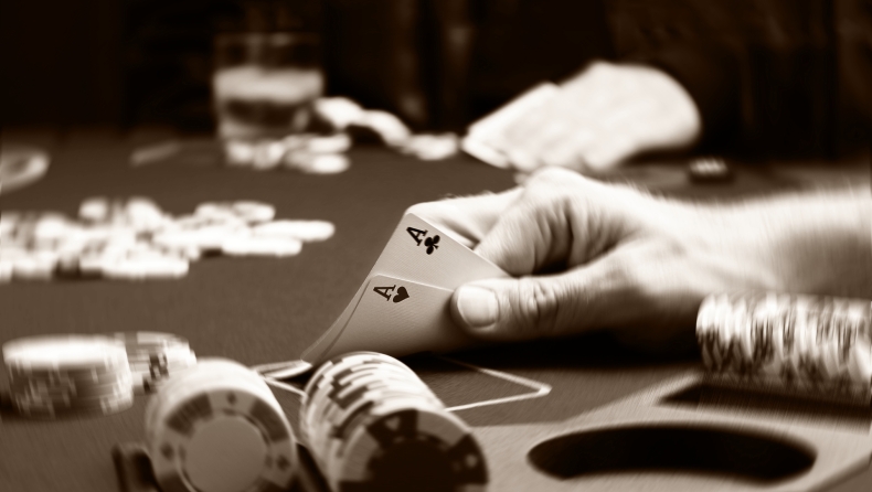 Video: Aυτός είναι ο μόνος τρόπος να μην χάσεις ποτέ με άσσους στο πόκερ
