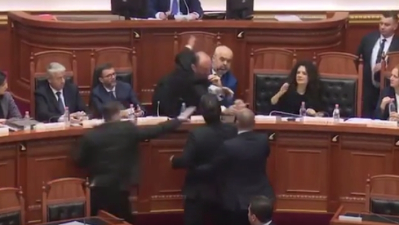 Αλβανός πολιτικός έλουσε με μπογιά τον Έντι Ράμα μέσα στη Βουλή (vid)