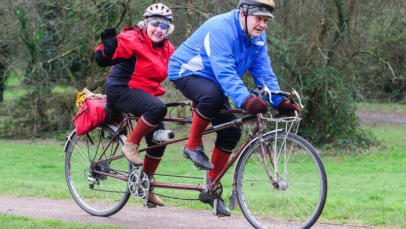 Κάνουν ποδήλατο μαζί εδώ και 66 χρόνια και έχουν διανύσει 200.000 χιλιόμετρα! (vid)