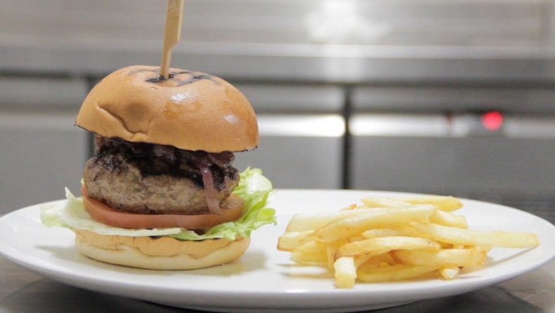 Μπήκαμε στην κουζίνα του Chefi και φτιάξαμε το λαχταριστό Black Angus Burger (video)