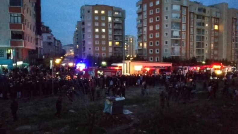 Χάος στην Κωνσταντινούπολη: Στρατιωτικό ελικόπτερο συνετρίβη σε κατοικημένη περιοχή, τέσσερις νεκροί (vids)