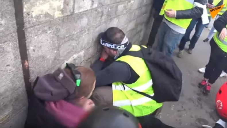 Κίτρινα Γιλέκα: Εικόνες φρίκης με διαδηλωτή να ακρωτηριάζεται από βομβίδα της αστυνομίας (pics & vids)