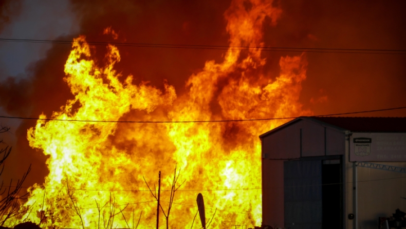 Φλέγεται εργοστάσιο ξυλείας στη Λάρισα, μέτρα ασφαλείας υπό τον φόβο έκρηξης (pics & vid)