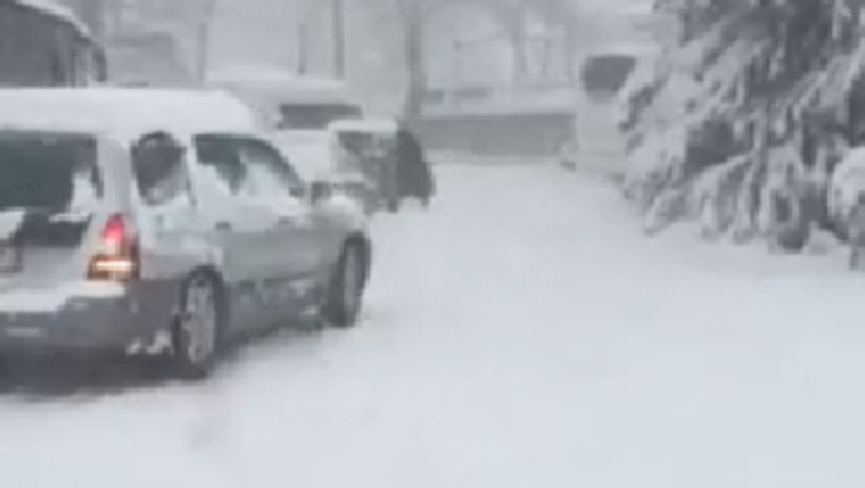 Στη Λάρισα αποκλείστηκαν αυτοκίνητα στα χιόνια για πάνω από 4 ώρες (vid)