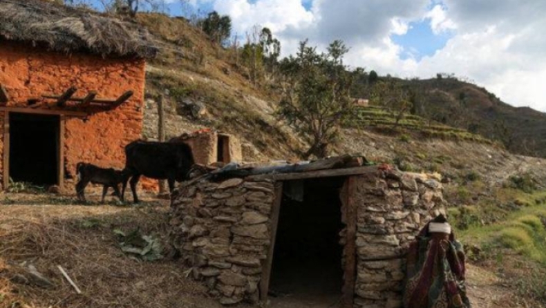 Φρίκη στο Νεπάλ: Νεκρή από ασφυξία 21χρονη που είχε κλειδωθεί σε καλύβα επειδή είχε περίοδο