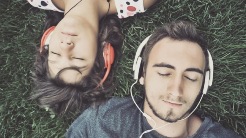 Ηχηρή προειδοποίηση: Ένα δισεκατομμύριο millennials κινδυνεύουν να χάσουν την ακοή τους λόγω της δυνατής μουσικής