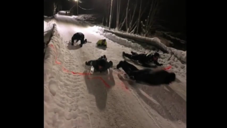 Αστυνομικοί των ΜΑΤ στη Νορβηγία κάνουν έλκηθρο με τις... ασπίδες τους (vid)