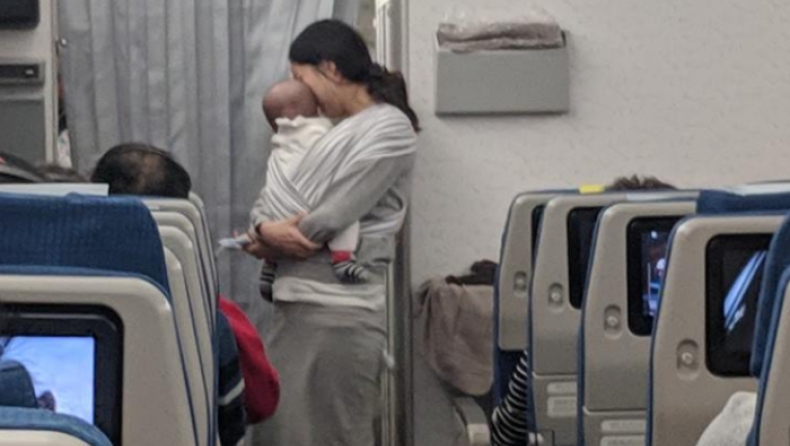 Μητέρα μοίρασε σε επιβάτες πτήσης καραμέλες και ωτοασπίδες σε περίπτωση που τους ενοχλούσε το κλάμα του μωρού της (pics)