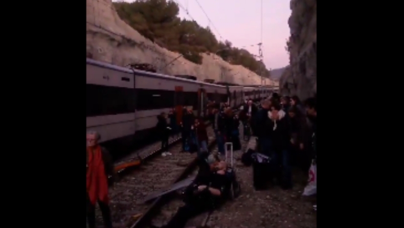 Σύγκρουση τρένων στην Ισπανία: Ένας νεκρός και 16 τραυματίες (pic & vid)