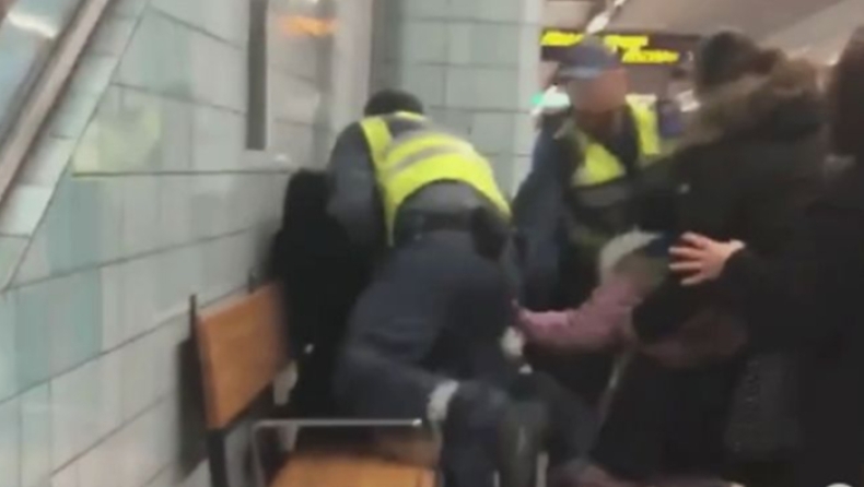 Έβγαλαν «σηκωτή» έγκυο γυναίκα από συρμό του μετρό επειδή δεν είχε εισιτήριο (pic & vid)