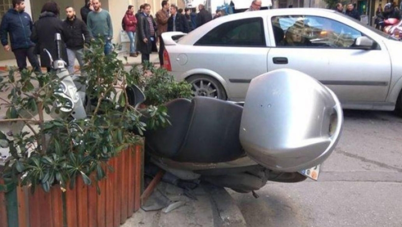 Η στιγμή της παράσυρσης πεζών από ανεξέλεγκτο όχημα στη Θεσσαλονίκη: Τρεις τραυματίες (pics & vid)