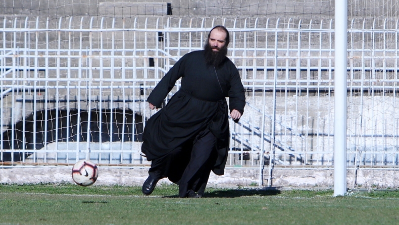 Παπάς έπαιξε... μπάλα στο ημίχρονο του Τρίκαλα - Πλατανιάς (pics)