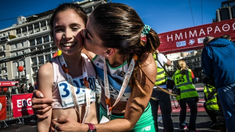 Η 13χρόνη Γλυκερία ανέβηκε στο βάθρο των γυναικών στον Ημιμαραθώνιο (pics)