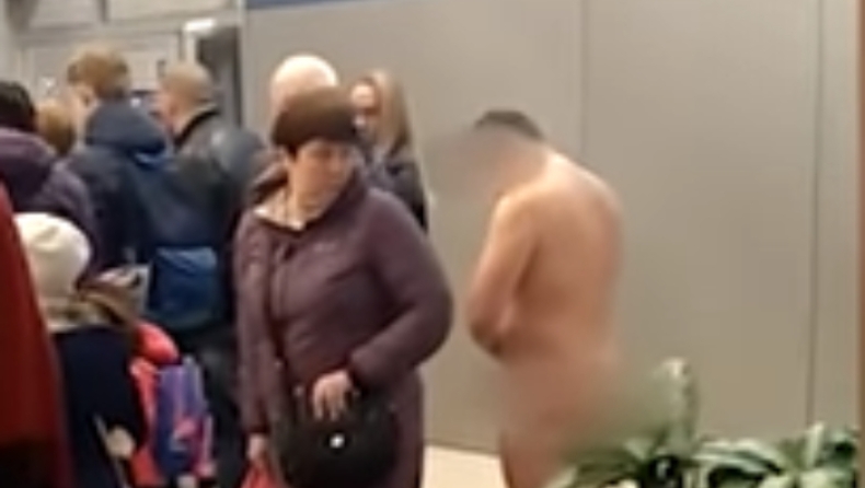Προσπάθησε να επιβιβαστεί ολόγυμνος σε αεροπλάνο και προκάλεσε πανικό σε αεροδρόμιο της Μόσχας (vids)