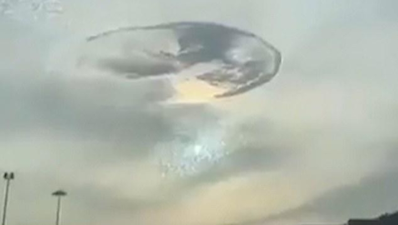 Μυστηριώδης τρύπα στον ουρανό του Αμπού Ντάμπι προκαλεί πανικό στους κατοίκους (pic & vid)