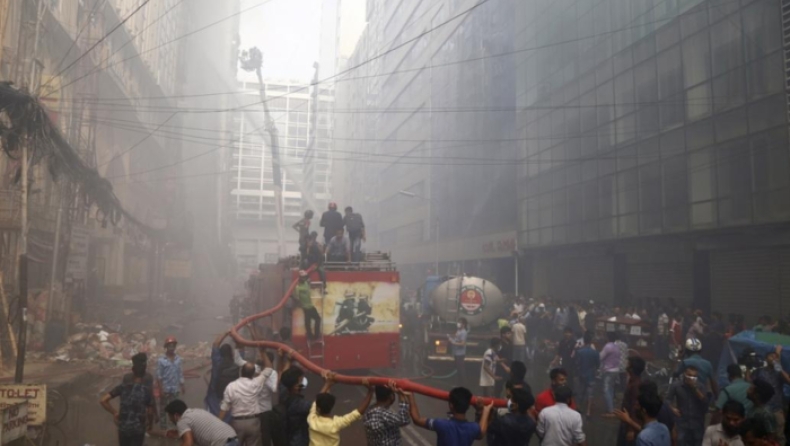 Ανείπωτη τραγωδία στο Μπαγκλαντές: Άνθρωποι πηδούσαν από φλεγόμενο κτίριο, πέντε νεκροί και δεκάδες τραυματίες (pics & vid)