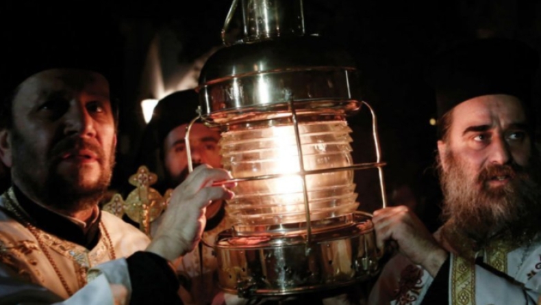Ο σκευοφύλακας του Παναγίου Τάφου παραδέχεται: «Εγώ ανάβω το Άγιο Φως με αναπτήρα» (pic & vid)