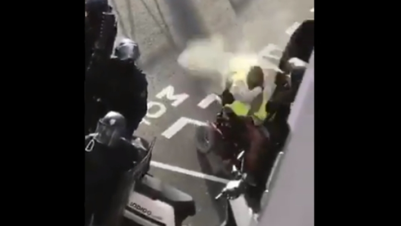 Κίτρινα Γιλέκα: Αστυνομικός ψεκάζει με δακρυγόνο στο πρόσωπο διαδηλωτή σε αναπηρικό αμαξίδιο (vid)